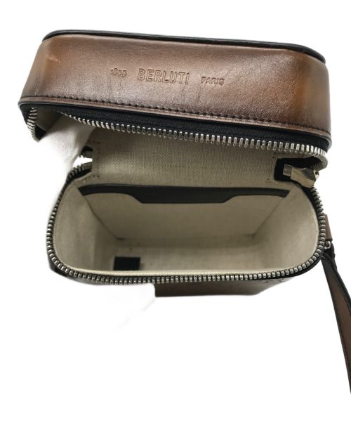 Berluti（ベルルッティ）Berluti (ベルルッティ) スクワットスワイプ カリグラフィ レザーショルダーバッグ ブラウンの古着・服飾アイテム