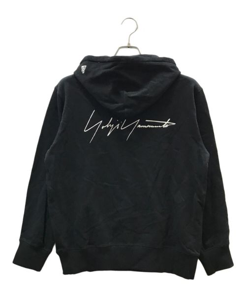 YOHJI YAMAMOTO（ヨウジヤマモト）YOHJI YAMAMOTO (ヨウジヤマモト) New Era (ニューエラ) HOODIE YY VISOR ADDRESS LOGO HM ブラック サイズ:M 未使用品の古着・服飾アイテム