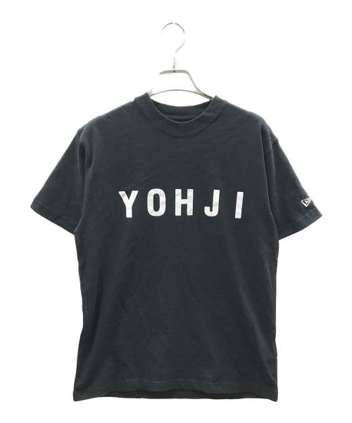YOHJI YAMAMOTO（ヨウジヤマモト）YOHJI YAMAMOTO (ヨウジヤマモト) New Era (ニューエラ) コラボロゴTシャツ ブラック サイズ:2 未使用品の古着・服飾アイテム