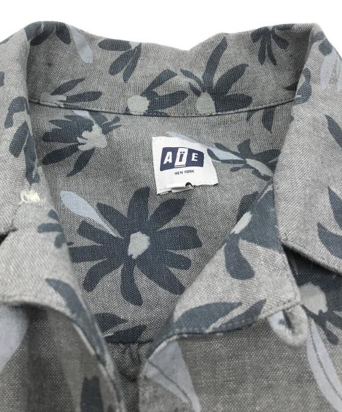 AiE（エーアイイー）AiE (エーアイイー) PAINTERフラワープリント長袖ギャザーシャツ グレー サイズ:Lの古着・服飾アイテム