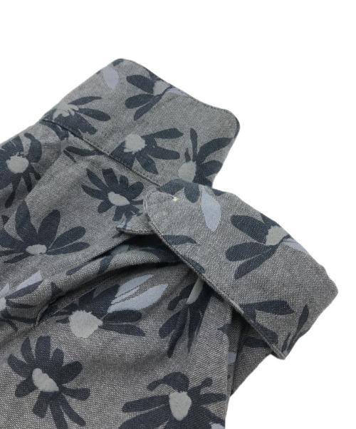 AiE（エーアイイー）AiE (エーアイイー) PAINTERフラワープリント長袖ギャザーシャツ グレー サイズ:Lの古着・服飾アイテム