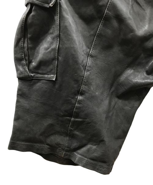 ISAMU KATYAMA BACKLASH（イサムカタヤマバックラッシュ）ISAMU KATYAMA BACKLASH (イサムカタヤマバックラッシュ) レザーカーゴハーフパンツ ブラック サイズ:Mの古着・服飾アイテム