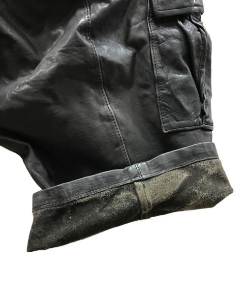 ISAMU KATYAMA BACKLASH（イサムカタヤマバックラッシュ）ISAMU KATYAMA BACKLASH (イサムカタヤマバックラッシュ) レザーカーゴハーフパンツ ブラック サイズ:Mの古着・服飾アイテム