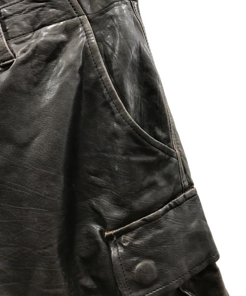 ISAMU KATYAMA BACKLASH（イサムカタヤマバックラッシュ）ISAMU KATYAMA BACKLASH (イサムカタヤマバックラッシュ) レザーカーゴハーフパンツ ブラック サイズ:Mの古着・服飾アイテム
