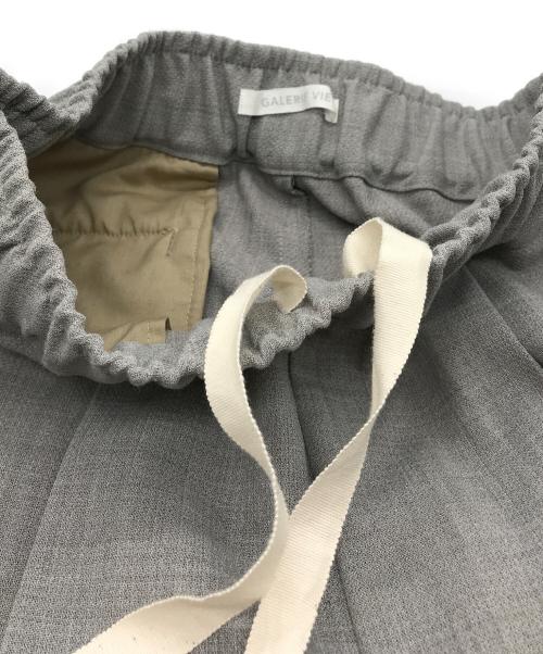 GALERIE VIE（ギャルリーヴィー）GALERIE VIE (ギャルリーヴィー) レーヨンウールデラヴェ 2タックギャザーパンツ グレー サイズ:36 未使用品の古着・服飾アイテム