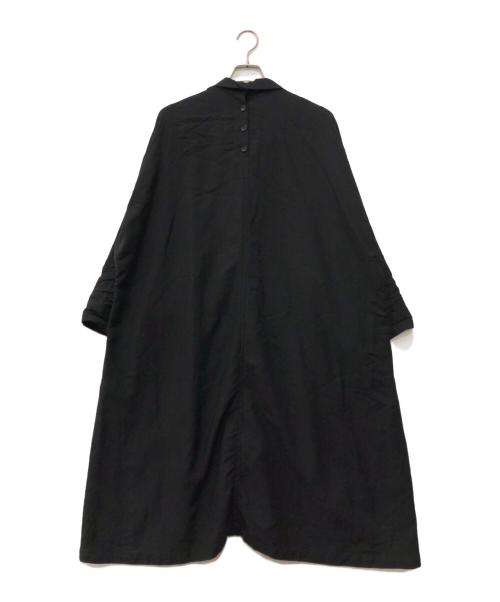 YOHJI YAMAMOTO（ヨウジヤマモト）YOHJI YAMAMOTO (ヨウジヤマモト) Cu/W HIGH TWISTED GABARDINE SIDE GATHER DETAIL COAT A ブラック サイズ:1の古着・服飾アイテム