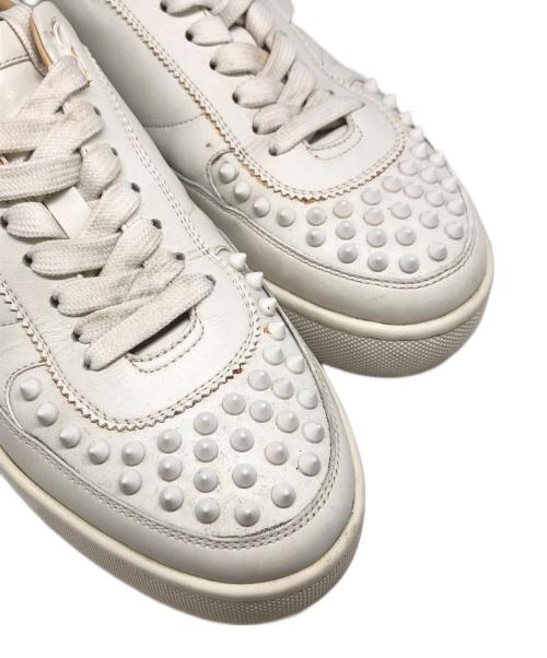 Christian Louboutin（クリスチャン・ルブタン）Christian Louboutin (クリスチャン・ルブタン) HAPPYRUI SPIKES FLAT ホワイト サイズ:40の古着・服飾アイテム