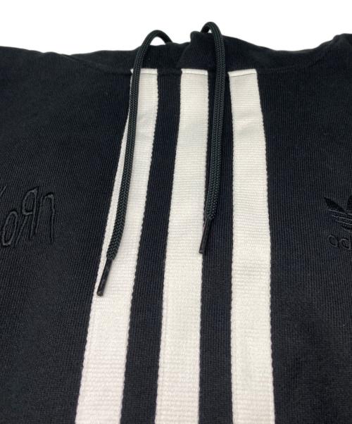 adidas（アディダス）adidas (アディダス) KORN (コーン) コラボ刺繍ロゴラインプルオーバーパーカー ブラック サイズ:XLの古着・服飾アイテム