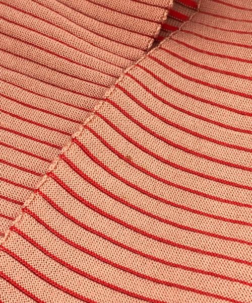 ISSEY MIYAKE（イッセイミヤケ）ISSEY MIYAKE (イッセイミヤケ) デザインカーディガン レッド サイズ:2の古着・服飾アイテム