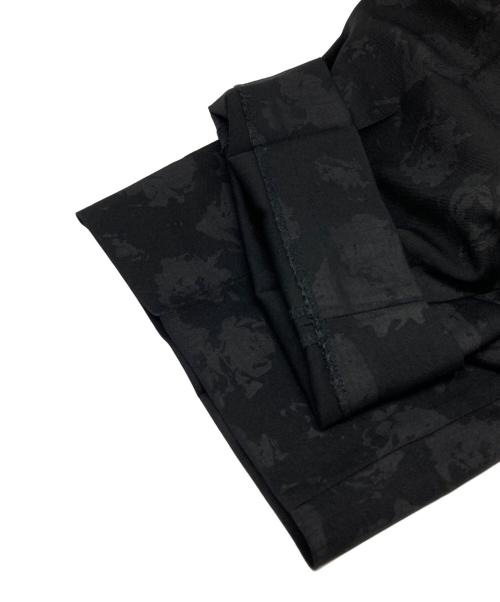 LAD MUSICIAN（ラッドミュージシャン）LAD MUSICIAN (ラッドミュージシャン) フラワープリントタックパンツ ブラック サイズ:42の古着・服飾アイテム