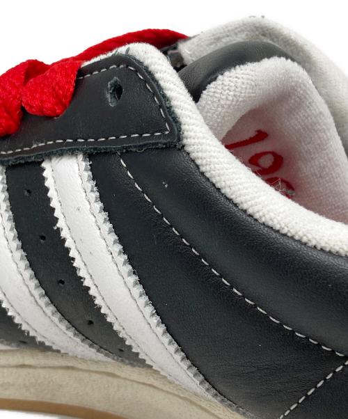 adidas（アディダス）adidas (アディダス) Korn (コーン) SUPERSTAR KORN CBLACK/TRANSL/BETSCA ブラック サイズ:27cmの古着・服飾アイテム