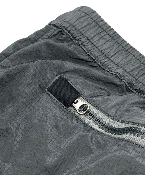 STONE ISLAND（ストーンアイランド）STONE ISLAND (ストーンアイランド) NYLON METAL TRACK PANTS グレー サイズ:Lの古着・服飾アイテム