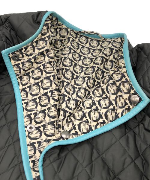 Salvatore Ferragamo（サルヴァトーレ フェラガモ）Salvatore Ferragamo (サルヴァトーレ フェラガモ) 総柄ガンチーニリバーシブルノーカラージャケット ベージュ サイズ:38の古着・服飾アイテム