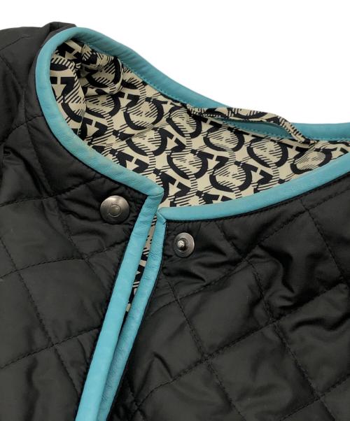 Salvatore Ferragamo（サルヴァトーレ フェラガモ）Salvatore Ferragamo (サルヴァトーレ フェラガモ) 総柄ガンチーニリバーシブルノーカラージャケット ベージュ サイズ:38の古着・服飾アイテム