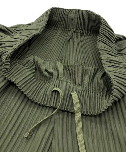 HOMME PLISSE ISSEY MIYAKE（オム プリッセ イッセイ ミヤケ）HOMME PLISSE ISSEY MIYAKE (オム プリッセ イッセイ ミヤケ) 八分丈プリーツパンツ オリーブ サイズ:2の古着・服飾アイテム