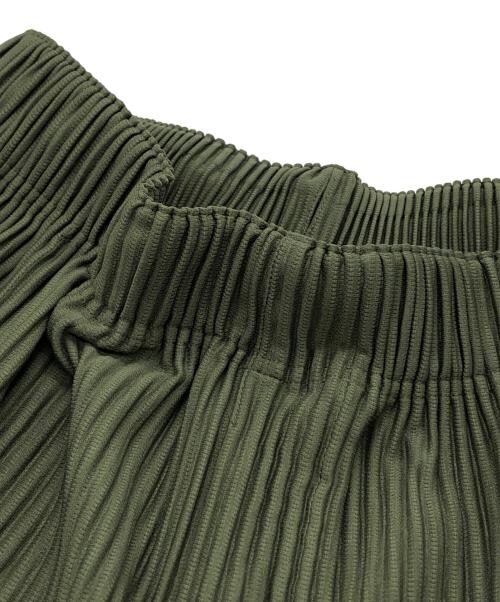 HOMME PLISSE ISSEY MIYAKE（オム プリッセ イッセイ ミヤケ）HOMME PLISSE ISSEY MIYAKE (オム プリッセ イッセイ ミヤケ) 八分丈プリーツパンツ オリーブ サイズ:2の古着・服飾アイテム