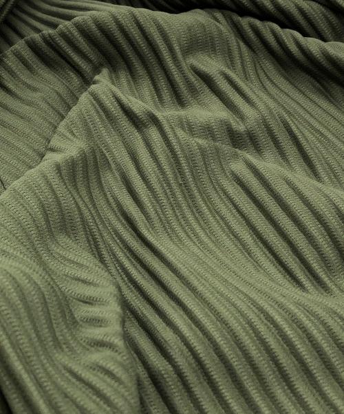 HOMME PLISSE ISSEY MIYAKE（オム プリッセ イッセイ ミヤケ）HOMME PLISSE ISSEY MIYAKE (オム プリッセ イッセイ ミヤケ) 八分丈プリーツパンツ オリーブ サイズ:2の古着・服飾アイテム