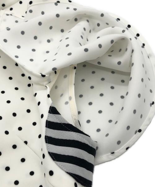 BORDERS at BALCONY（ボーダーズアットバルコニー）BORDERS AT BALCONY (ボーダーズアットバルコニー) ドットケープブラウス ホワイト サイズ:36 未使用品の古着・服飾アイテム