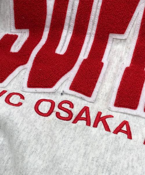 SUPREME（シュプリーム）Supreme (シュプリーム) CITIES ARC CREWNECK グレー×レッド サイズ:Mの古着・服飾アイテム