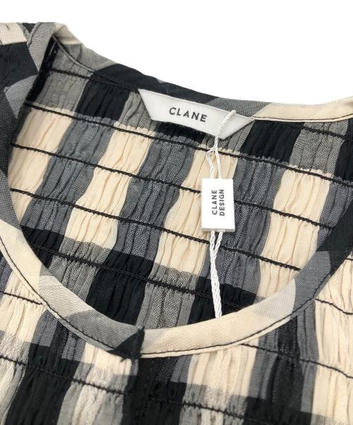 CLANE（クラネ）CLANE (クラネ) SHIRRING DESIGN BLOUSE（シャーリングデザインブラウス） ベージュ サイズ:2 未使用品の古着・服飾アイテム