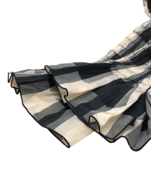 CLANE（クラネ）CLANE (クラネ) SHIRRING DESIGN BLOUSE（シャーリングデザインブラウス） ベージュ サイズ:2 未使用品の古着・服飾アイテム