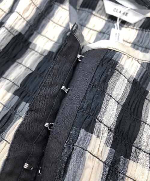 CLANE（クラネ）CLANE (クラネ) SHIRRING DESIGN BLOUSE（シャーリングデザインブラウス） ベージュ サイズ:2 未使用品の古着・服飾アイテム