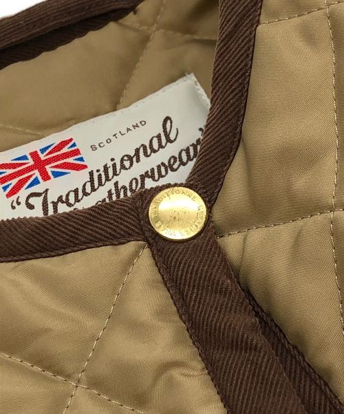 Traditional Weatherwear（トラディショナルウェザーウェア）Traditional Weatherwear (トラディショナルウェザーウェア) ノーカラーキルティングコート ベージュ サイズ:36の古着・服飾アイテム