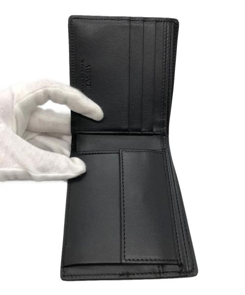 VERSACE（ヴェルサーチェ）VERSACE (ヴェルサーチェ) 2つ折り財布 ブラックの古着・服飾アイテム