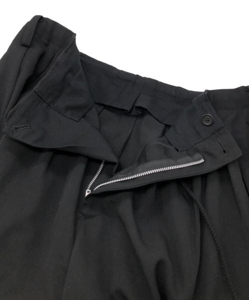 s'yte（サイト）s'yte (サイト) WASHER FINISHED WOOL GABARDINE BALLOON PANTS WITH ZIPPER POCKETS ブラック サイズ:3の古着・服飾アイテム