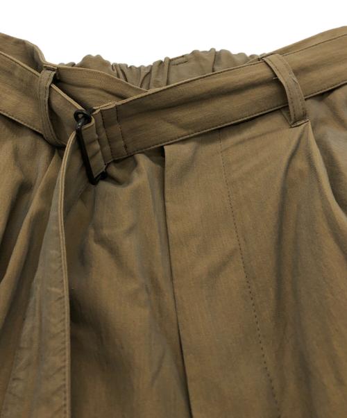 KAZUYUKI KUMAGAI ATTACHMENT（カズユキクマガイ アタッチメント）KAZUYUKI KUMAGAI ATTACHMENT (カズユキクマガイ アタッチメント) 100/2ベルト付きワイドテーパードパンツ グリーン サイズ:2の古着・服飾アイテム