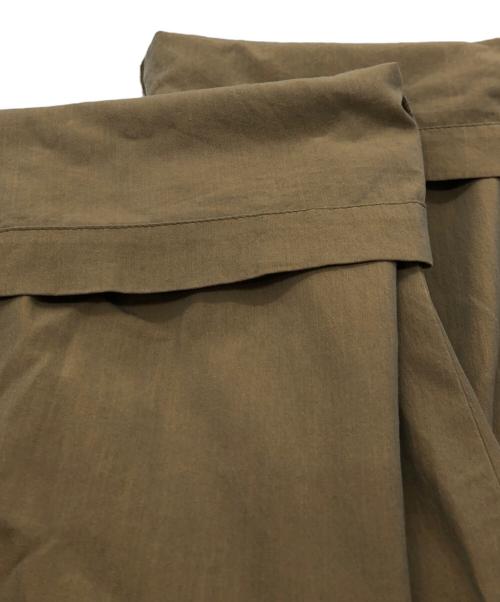 KAZUYUKI KUMAGAI ATTACHMENT（カズユキクマガイ アタッチメント）KAZUYUKI KUMAGAI ATTACHMENT (カズユキクマガイ アタッチメント) 100/2ベルト付きワイドテーパードパンツ グリーン サイズ:2の古着・服飾アイテム