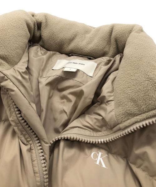 Calvin Klein Jeans（カルバンクラインジーンズ）Calvin Klein Jeans (カルバンクラインジーンズ) ダウンジャケット ベージュ サイズ:Sの古着・服飾アイテム