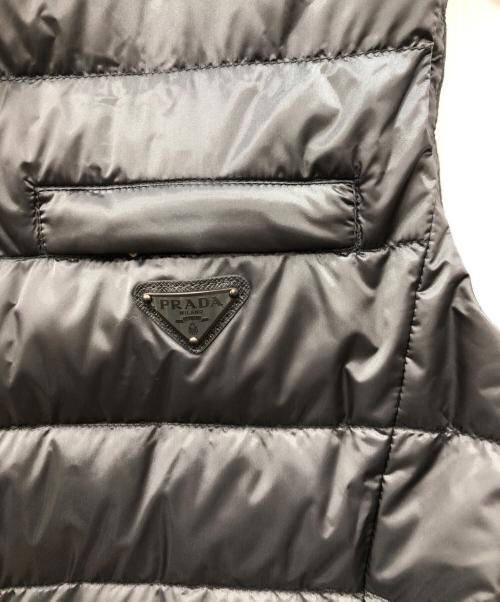 PRADA SPORTS（プラダスポーツ）PRADA SPORTS (プラダスポーツ) プレート付キダウンベスト カーキ サイズ:42の古着・服飾アイテム