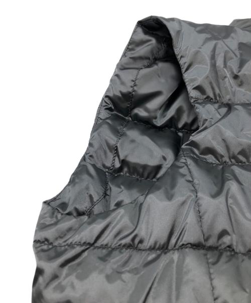 PRADA SPORTS（プラダスポーツ）PRADA SPORTS (プラダスポーツ) プレート付キダウンベスト カーキ サイズ:42の古着・服飾アイテム