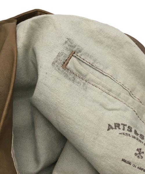 ARTS&SCIENCE（アーツアンドサイエンス）ARTS&SCIENCE (アーツアンドサイエンス) レザーショルダーバッグ ベージュ サイズ:下記参照の古着・服飾アイテム