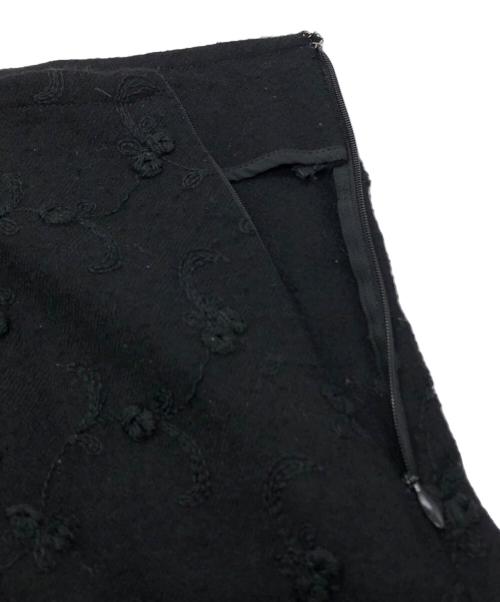 yohji yamamoto+noir（ヨウジヤマモトプリュスノアール）yohji yamamoto+Noir (ヨウジヤマモトプリュスノアール) フラワー刺繍スカート ブラック サイズ:1の古着・服飾アイテム