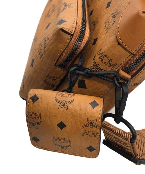 MCM（エムシーエム）MCM (エムシーエム) Soft Berlin Visetos Crosbody Bag ベージュの古着・服飾アイテム