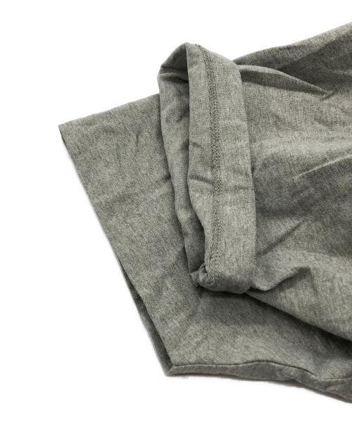 FOG ESSENTIALS（フィアオブゴッド エッセンシャル）FOG ESSENTIALS (フィアオブゴッド エッセンシャル) GENUINE MERCHANDISE (ジェニュイン マーチャンダイズ) Tシャツ グレー サイズ:M 未使用品の古着・服飾アイテム