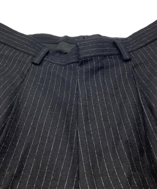 HEUGN（ユーゲン）HEUGN (ユーゲン) ストライプタックパンツ ブラック サイズ:Sの古着・服飾アイテム