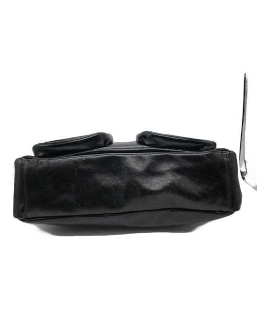 MARGE SHER WOOD（マージシャーウッド）MARGE SHER WOOD (マージシャーウッド) OUTPOCKET HOBO black glossy plain ブラックの古着・服飾アイテム