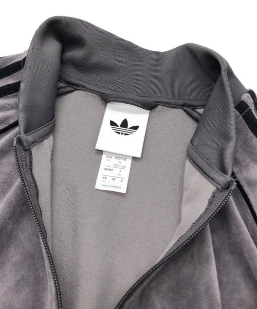 adidas（アディダス）adidas (アディダス) SST アディカラー ベロア トラックトップ グレー サイズ:2XLの古着・服飾アイテム