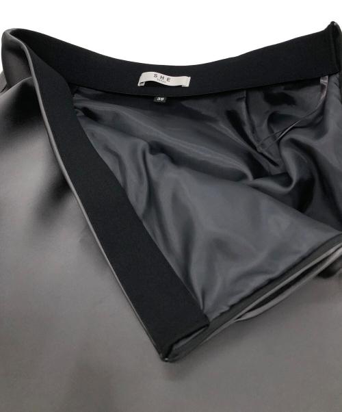 SHE TOKYO（シートーキョー）SHE Tokyo (シートーキョー) サテンスカート グレー サイズ:38の古着・服飾アイテム