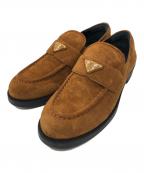 PRADAプラダ）の古着「トライアングルロゴスエードローファー」｜ブラウン