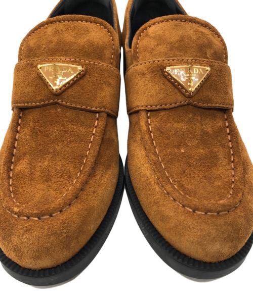 PRADA（プラダ）PRADA (プラダ) トライアングルロゴスエードローファー ブラウン サイズ:38の古着・服飾アイテム