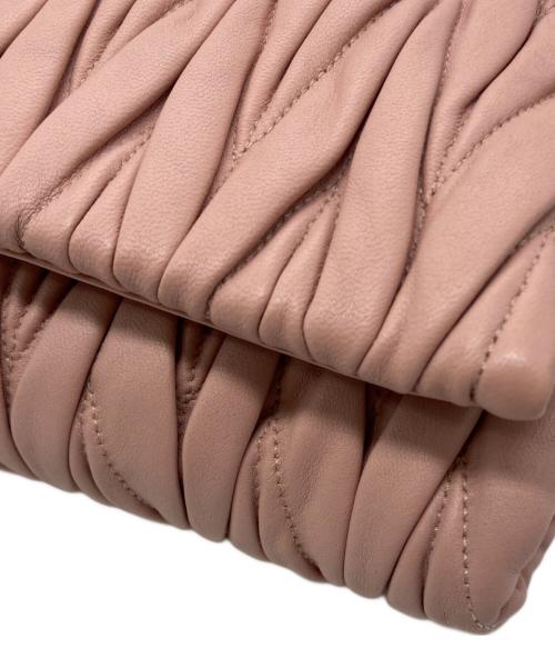 MIU MIU（ミュウミュウ）MIU MIU (ミュウミュウ) マテラッセショルダーバッグ ピンクの古着・服飾アイテム