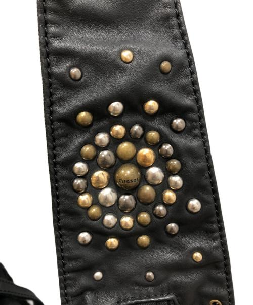 DIESEL（ディーゼル）DIESEL (ディーゼル) スタッズバナナショルダーバッグ ブラックの古着・服飾アイテム