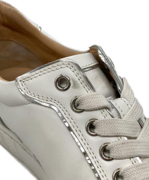 Christian Louboutin（クリスチャン・ルブタン）Christian Louboutin (クリスチャン・ルブタン) Vieira2 スタッズローカットスニーカー ホワイト サイズ:38の古着・服飾アイテム