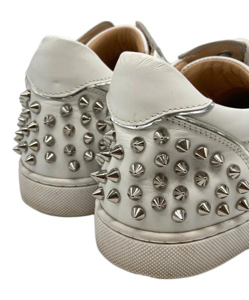 Christian Louboutin（クリスチャン・ルブタン）Christian Louboutin (クリスチャン・ルブタン) Vieira2 スタッズローカットスニーカー ホワイト サイズ:38の古着・服飾アイテム