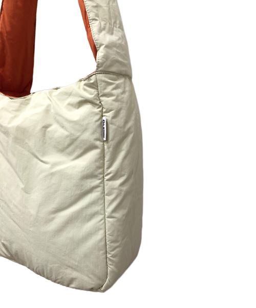 olend（オレンド）OLEND (オレンド) 中綿ショルダーバッグ ベージュの古着・服飾アイテム