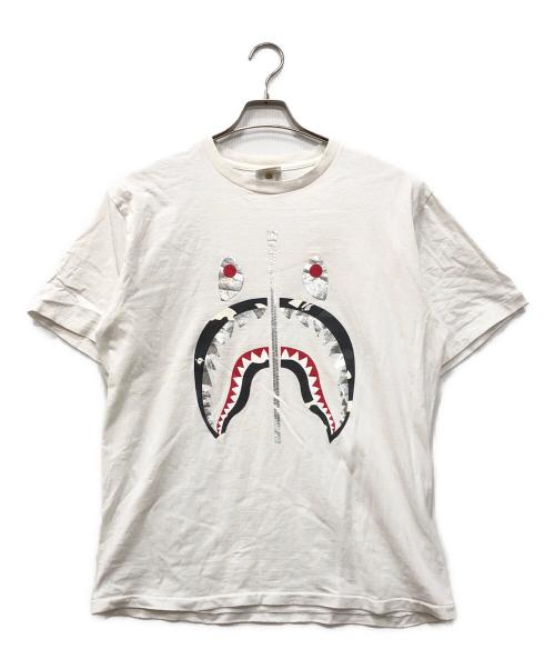 A BATHING APE（アベイシングエイプ）A BATHING APE (アベイシングエイプ) グリッターシャークTシャツ ホワイト サイズ:XLの古着・服飾アイテム